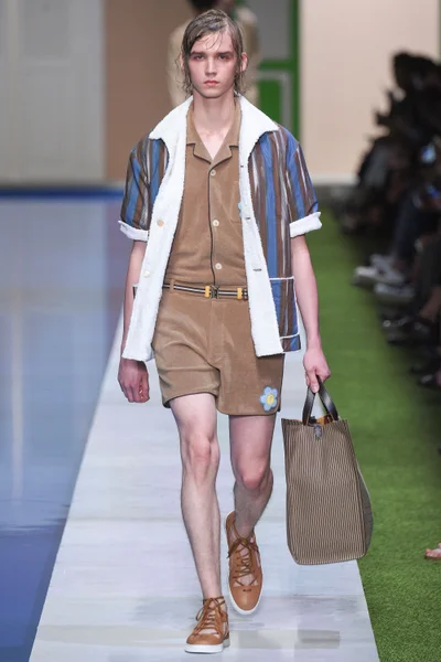 Look 16
